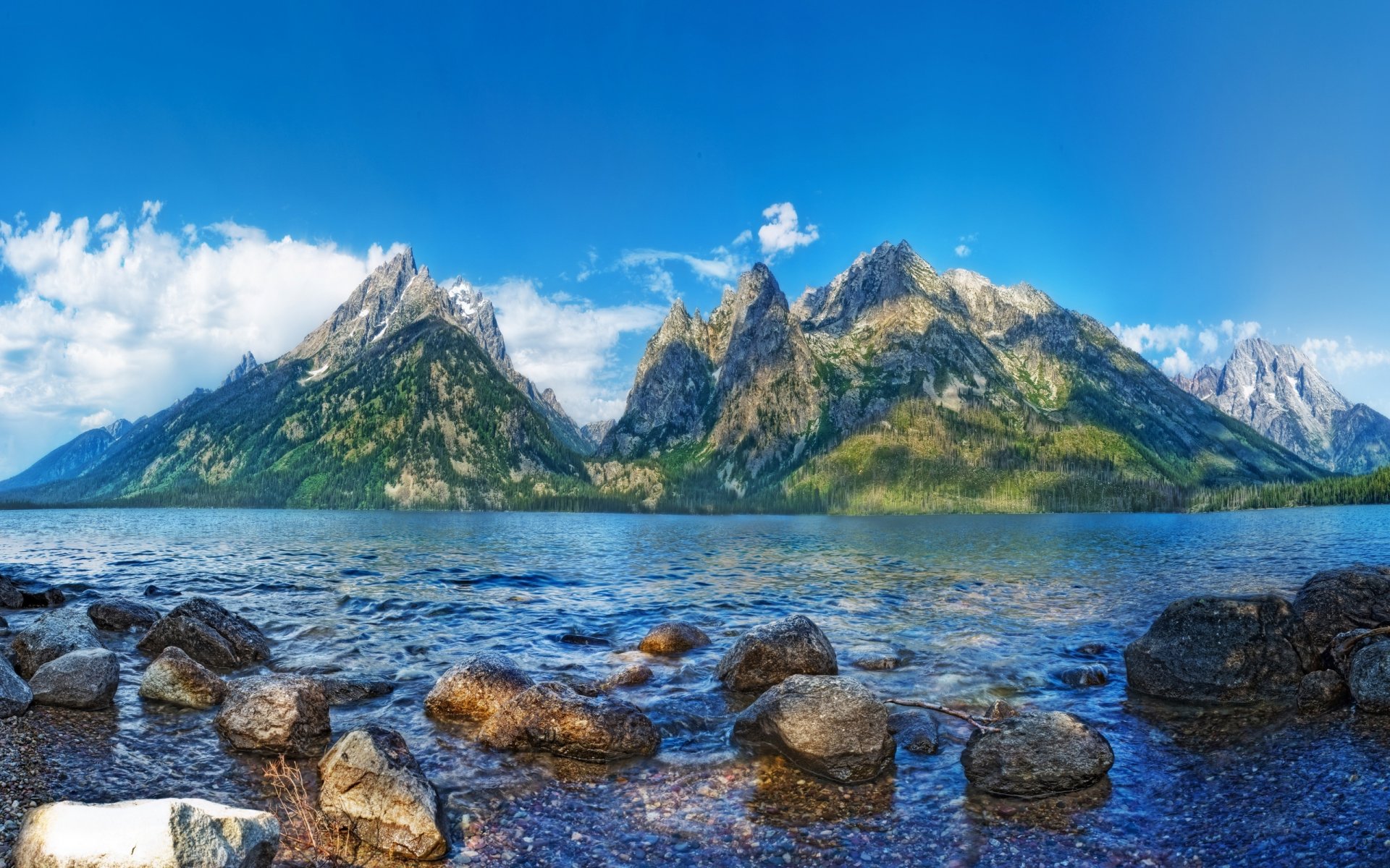 montañas lago nubes