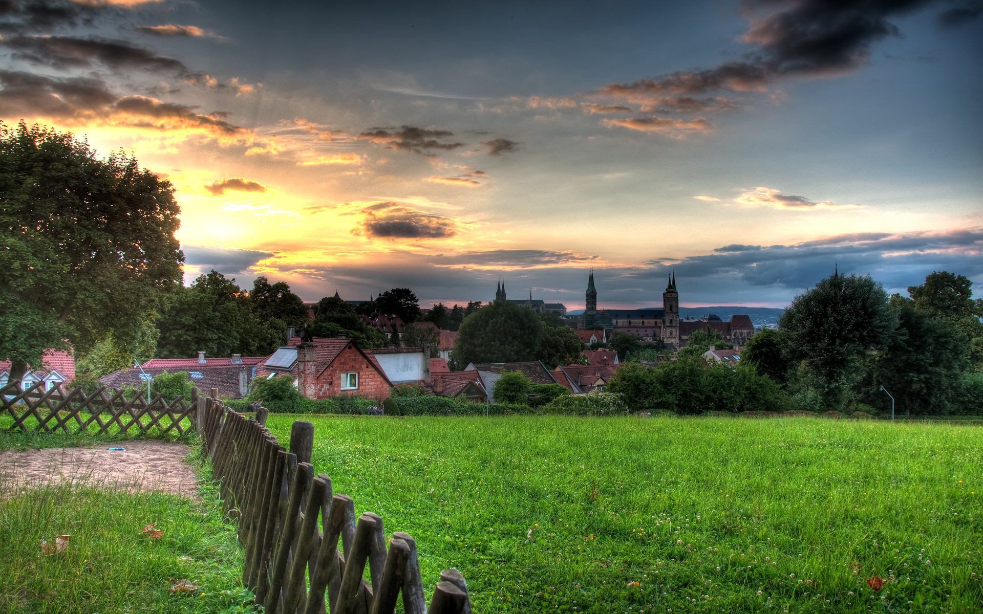 tramonto bamberg erba case nuvole