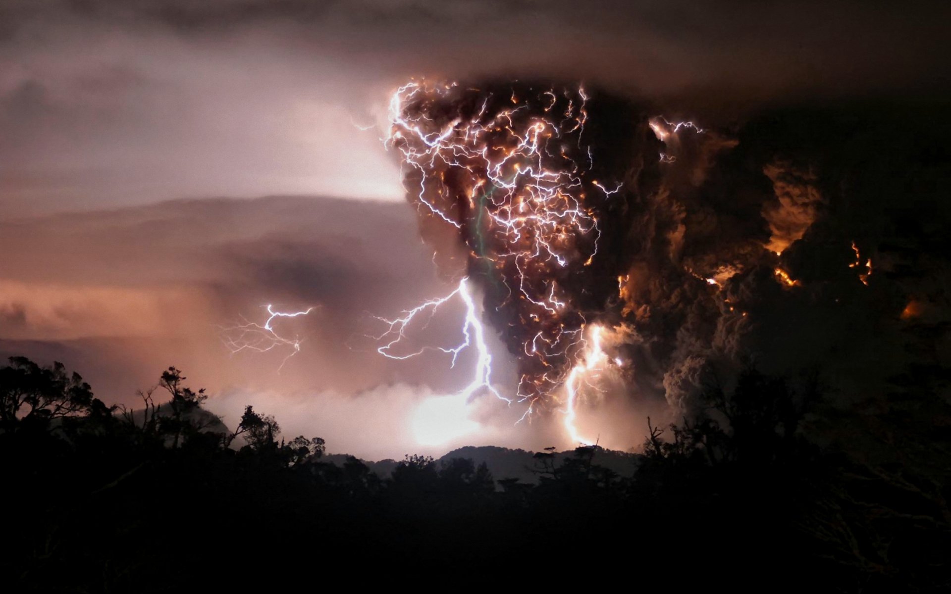 volcan éruption foudre fumée nuit chaiten chili