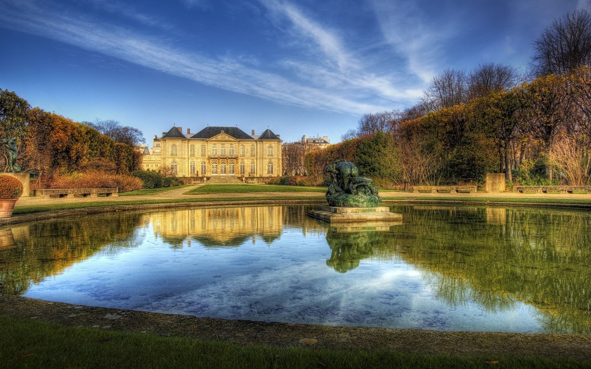 herrenhaus brunnen bäume wolken