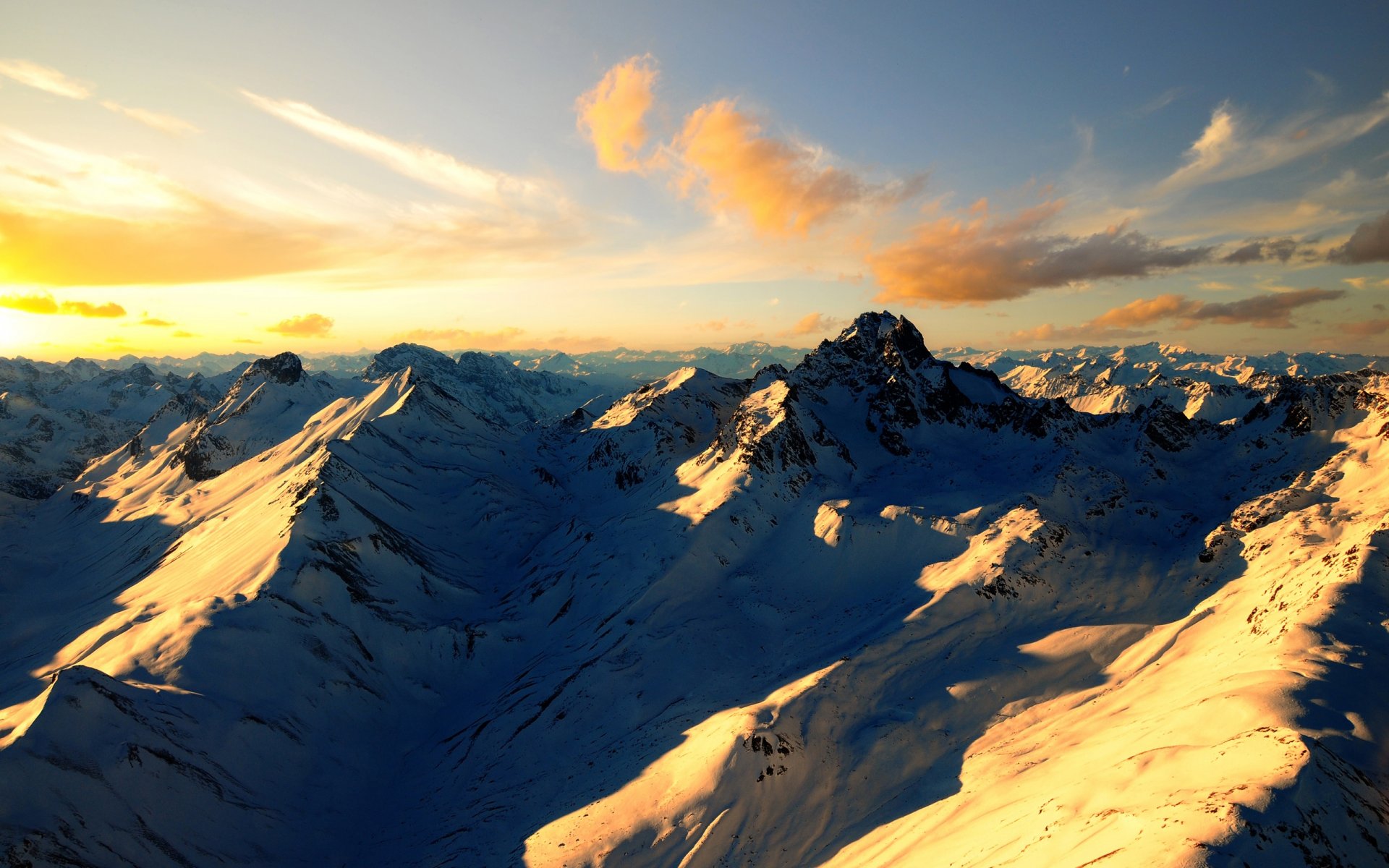 montañas nieve nubes