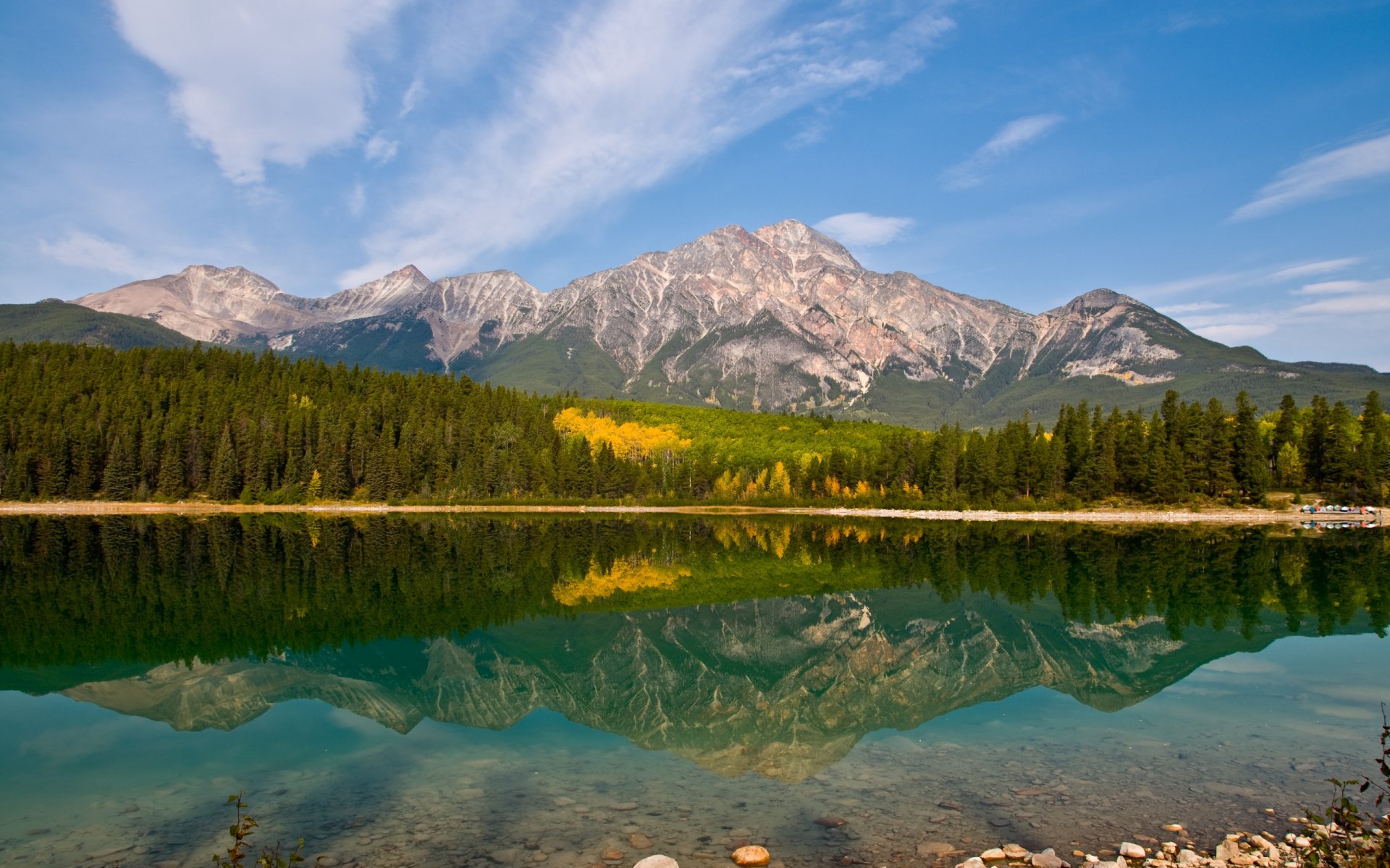 lago montagne riflessione