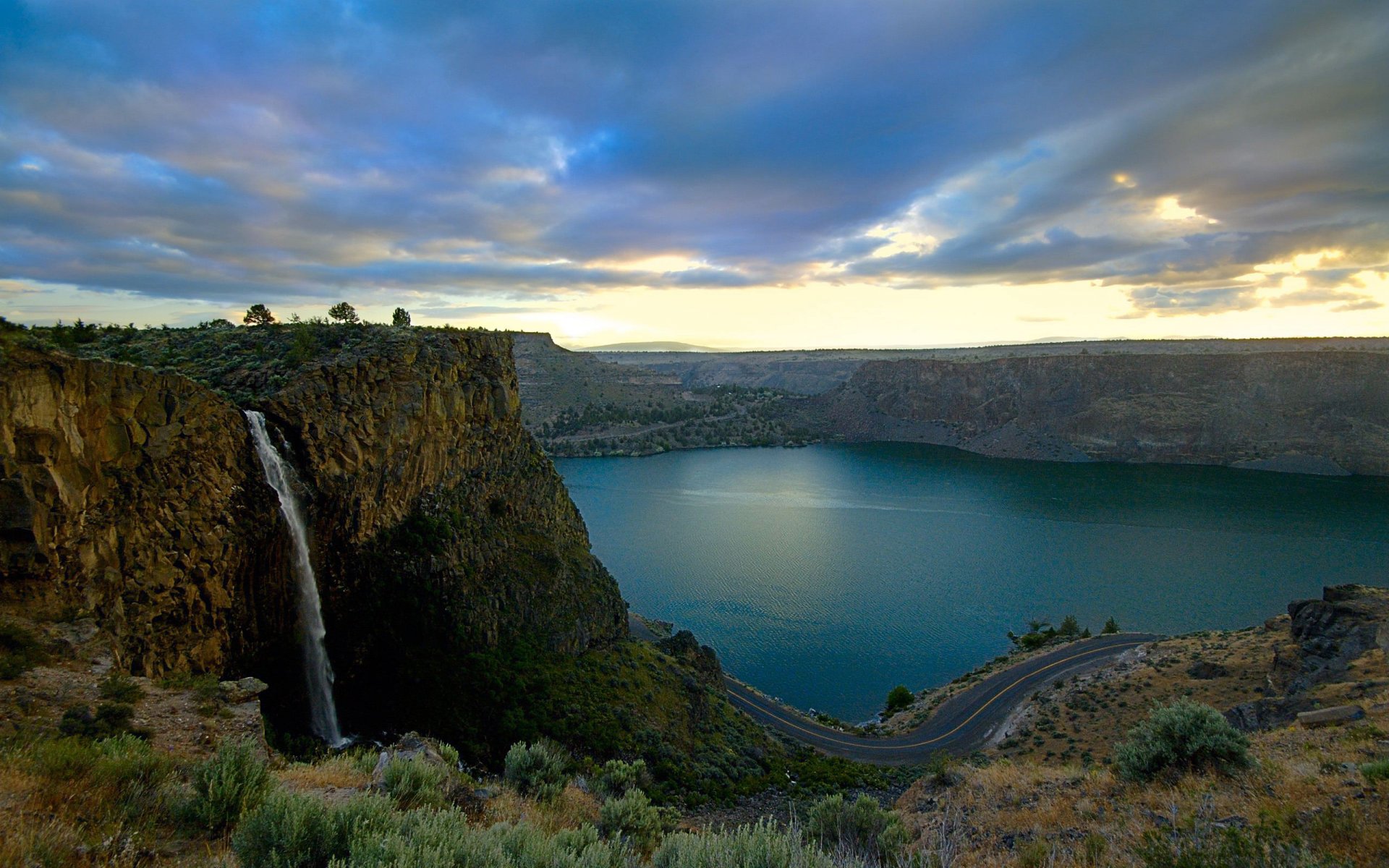 cascata strada rocce