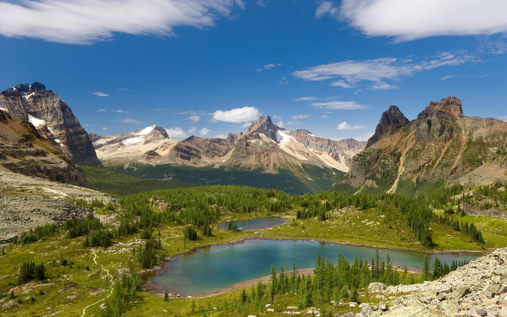 montagnes nuages plan d eau arbres