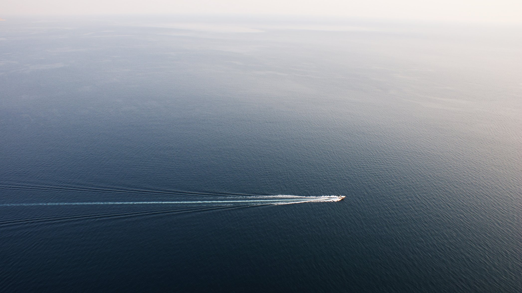 mar barco olas