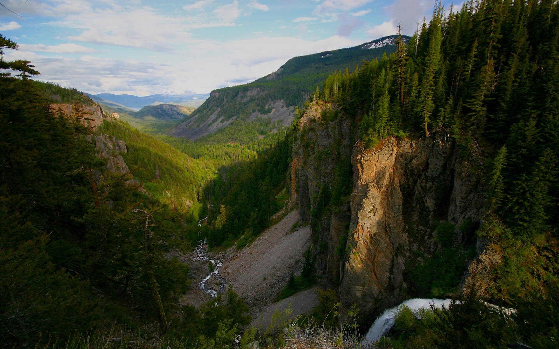 montañas río taiga