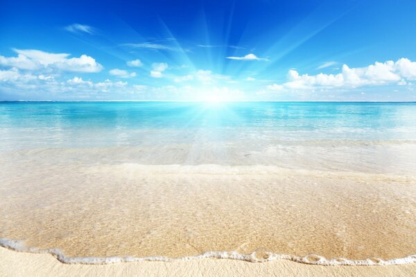 Bella foto della spiaggia sullo sfondo