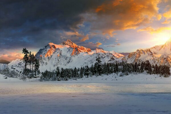 Beautiful photo of mountains on wallpaper