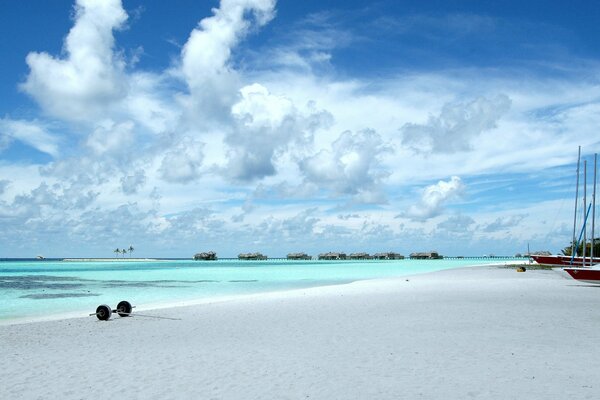 Nuages blancs aériens planant au-dessus de l océan turquoise