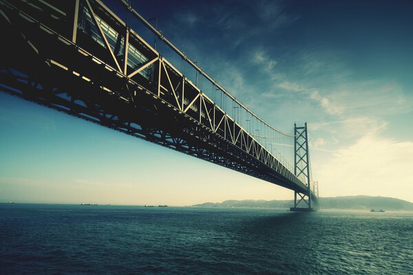 Metalowy most nad morzem wychodzący w horyzont