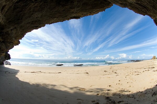 Vista desde una pequeña cueva en el mar tranquilo y el impresionante firmamento