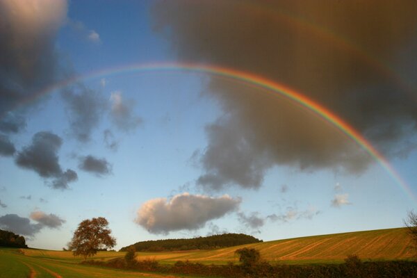 Enorme arcobaleno dopo la pioggia
