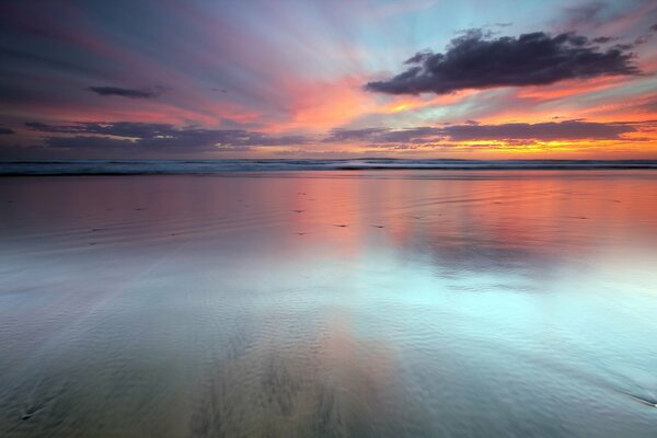 Nuova Zelanda superficie d acqua sullo sfondo del tramonto