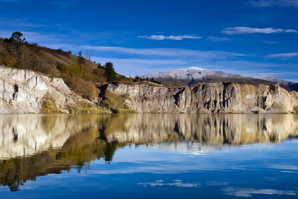 Причудливые скалы на берегу голубого озера