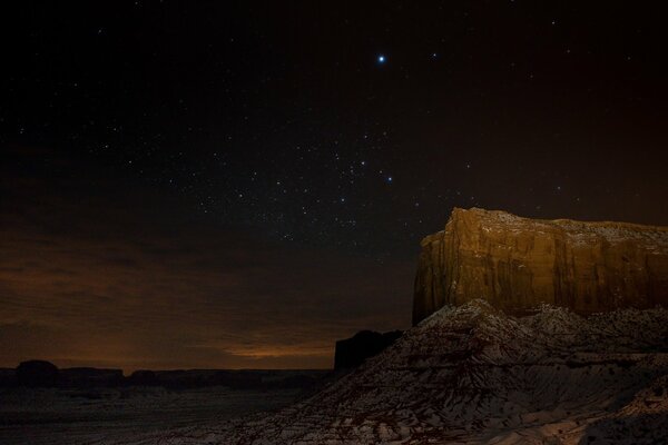 Tranquilla notte stellata sul canyon