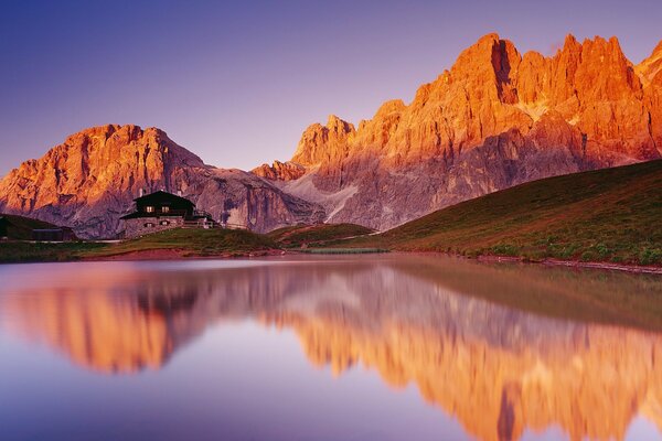 Casa sulla cresta della montagna con un lago