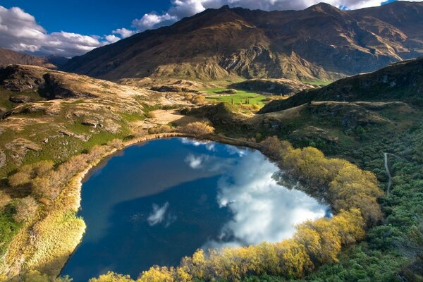 Le nuvole si riflettono nel lago blu