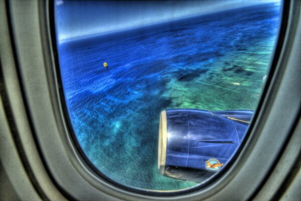 El mar azul en la ventana del avión