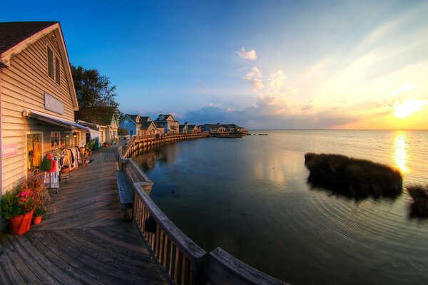 Spiaggia pittoresca con cabine al tramonto