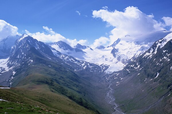 Fiume che scorre nelle montagne innevate