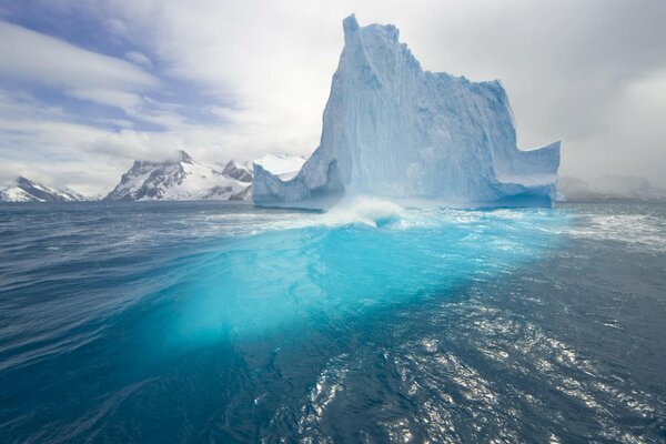 Iceberg sur l eau. Gel