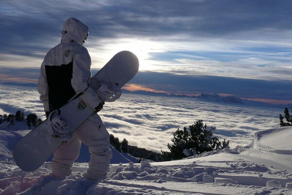 Snowboarder su una cima di montagna innevata