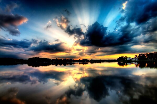 Ciel nuageux se reflète dans un beau lac