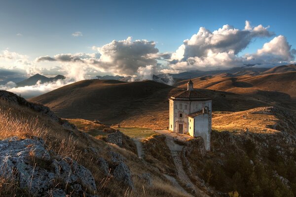 Iglesia rodeada de montañas