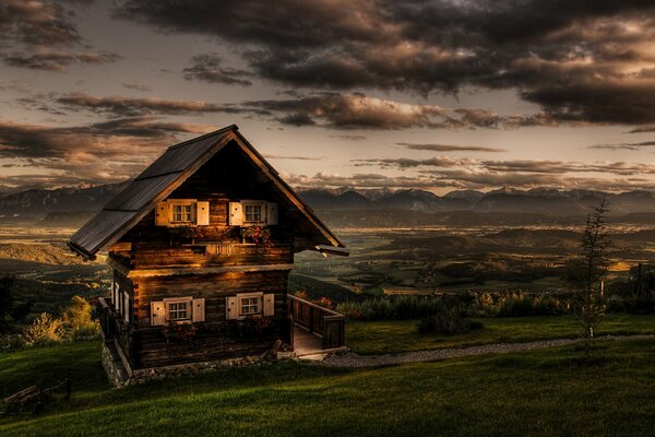 La casa da sola si trova su una collina