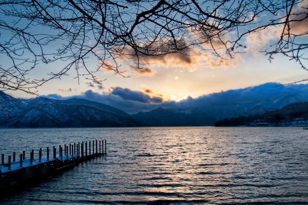 Lac sur fond de montagne et coucher de soleil