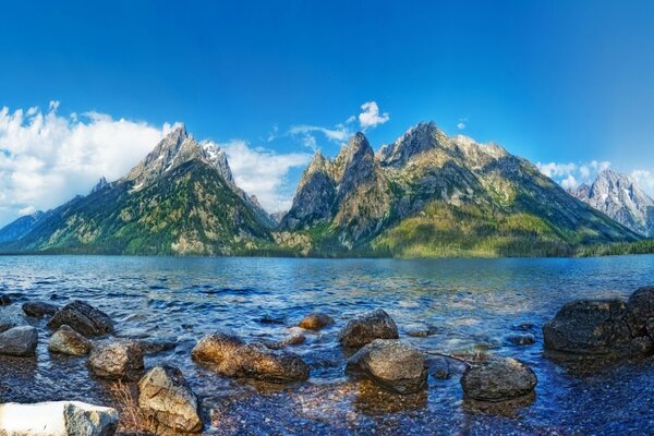 Photos of mountains near the lake and white clouds