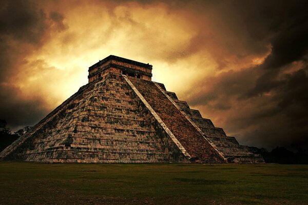 Pirámide Maya contra un cielo amarillo oscuro dramático