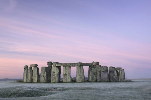 Imagen de Stonehenge en colores pastel