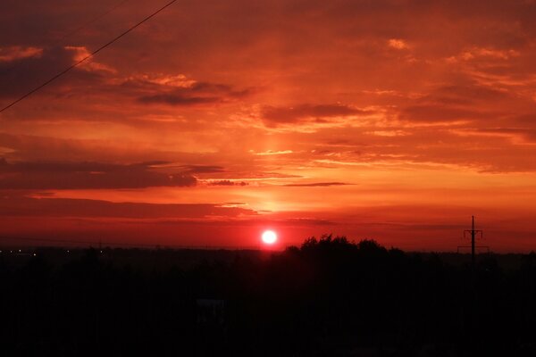 Coucher de soleil rouge et orange sur une petite ville