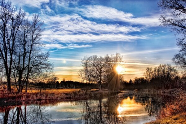 Coucher de soleil éblouissant au début du printemps