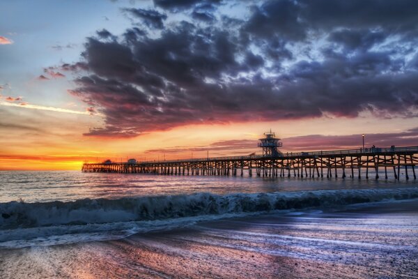 Sonnenuntergang am Meer und am Pier