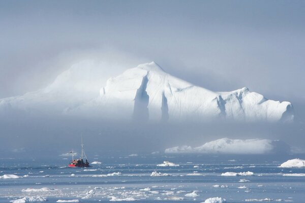 Un barco navega entre témpanos de hielo blancos