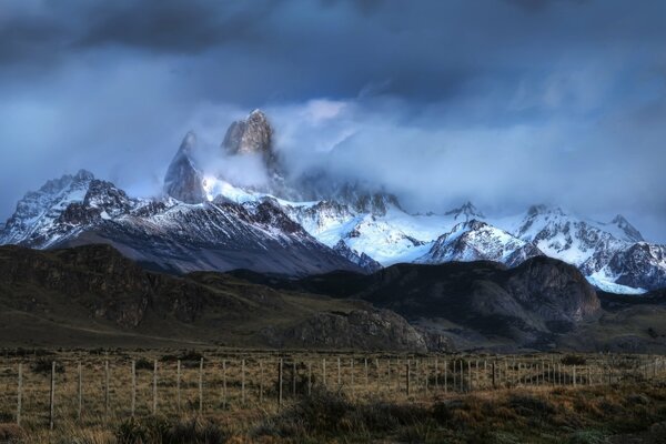 Argentyński góry w mglistych chmurach