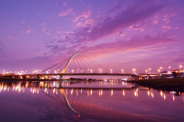 Taiwanesische Brücke im Hintergrund des Sonnenuntergangs