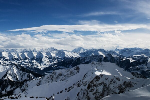 Montañas de los Alpes con nieve y cielo