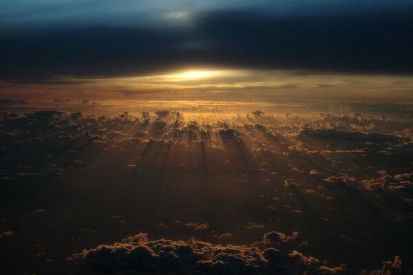 Schöner Sonnenuntergang mit Wolkenkamm