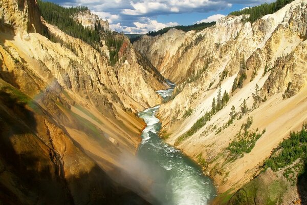 Rivière qui coule dans un Canyon profond