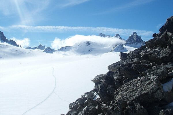 Schwarzer Steinfelsen und Schnee