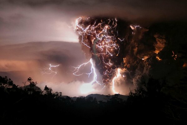 Erupción volcánica en Chile por la noche