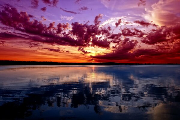 Ein Spiegelbild eines wunderschönen Sonnenuntergangs im Fluss