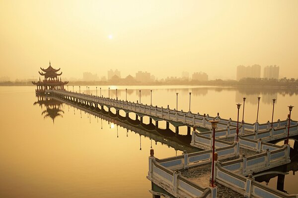 Brücke auf dem Wasser bei Sonnenuntergang