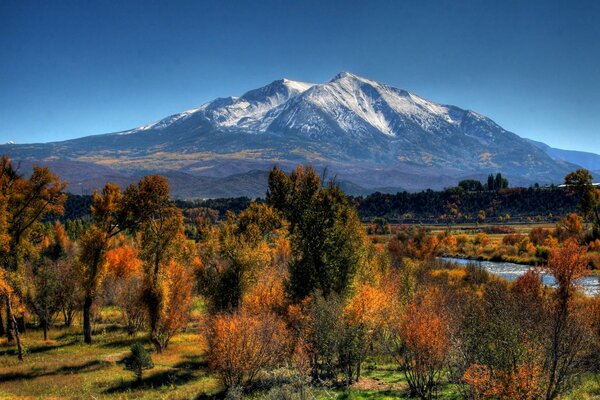 Hermosa foto de las montañas en el fondo de pantalla