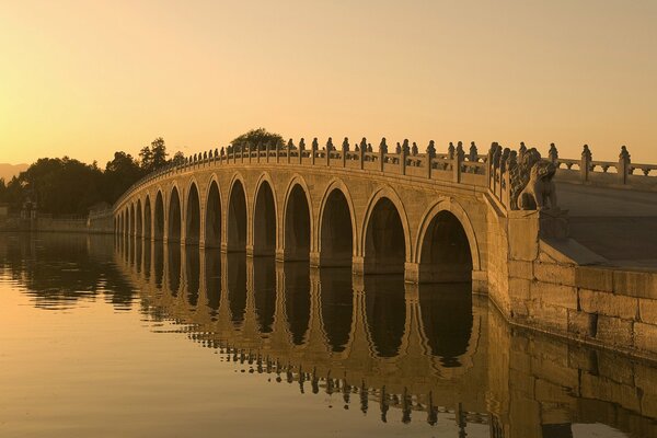 Ponte architettonico sul fiume al tramonto