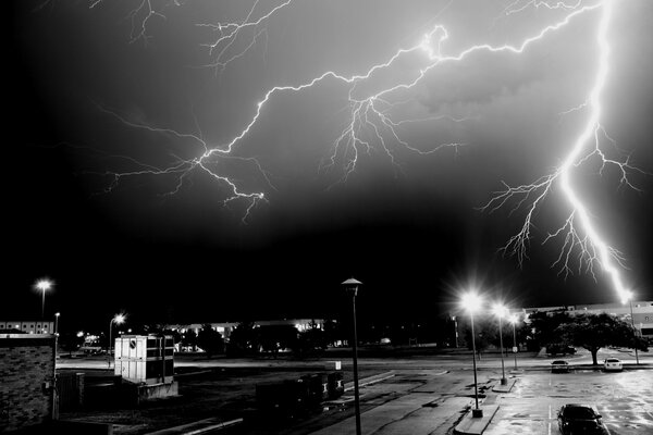 Blitze, die Natur spielt sich für einen heißen Sommer ab