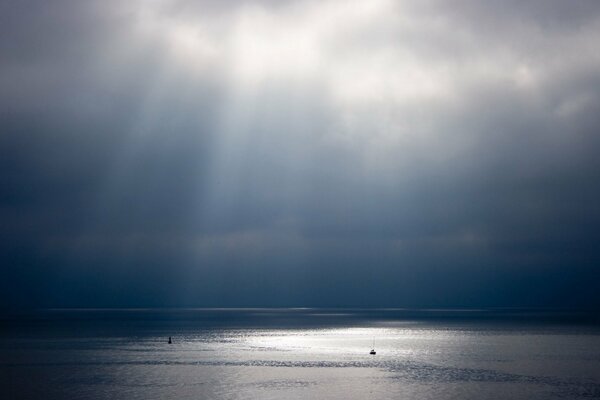 Los rayos del sol iluminan el mar